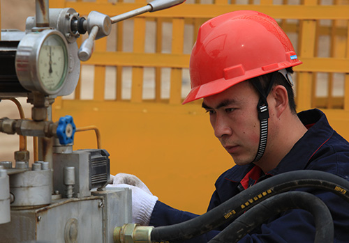 技術人(ren)員調試工作(zuo)現場圖-航天(tiān)泵閥 技術人(ren)員調試工作(zuo)現場圖-航天(tiān)泵閥