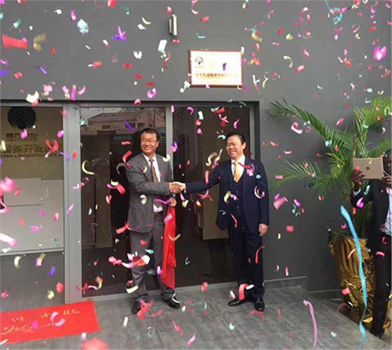 航天泵(beng)閥出席永華(hua)石油揭牌典(diǎn)禮 (3) 航天泵閥(fá)出席永華石(shi)油揭牌典禮(lǐ) (3)